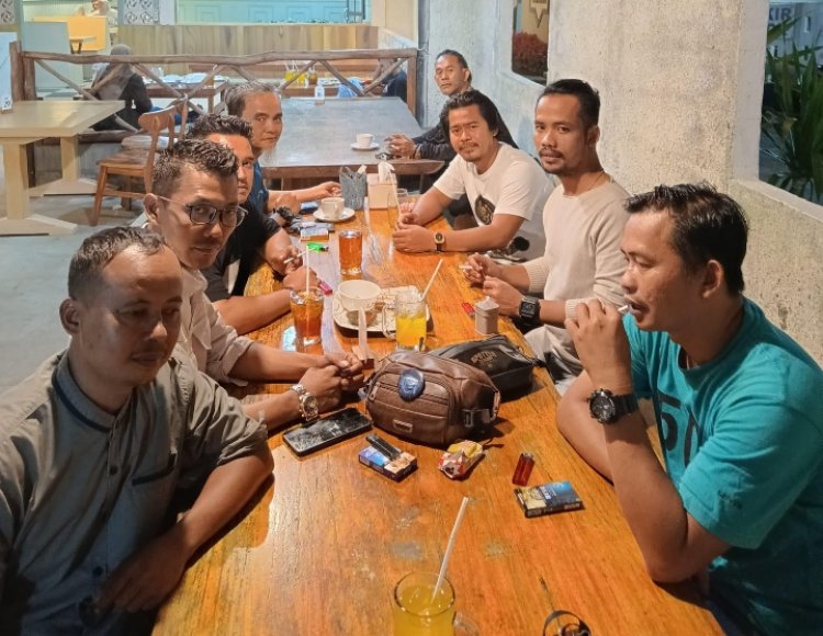 Dari Silaturahmi ke Refleksi Sosial, Wartawan dan Aktivis Pandeglang Bertemu di Cafe Garasi