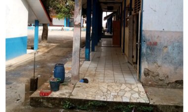 Plafon Bolong,Cat Mengelupas,Keramik Pecah Anggaran Perawatan BOS SMPN 1 Cisata di Pertanyakan.