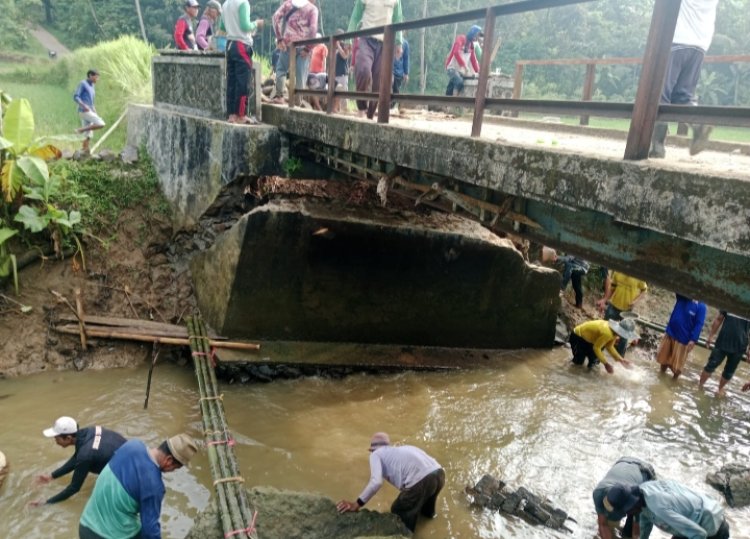 "Ironi Infrastruktur: Jembatan Ambruk, Warga Padaherang Harus Gotong Royong Sendiri”