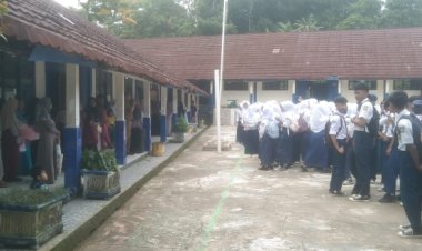 SMPN 1 Pulosari Sukses Luluskan 181 Generasi Muda Berprestasi, Sujud Syukur Bagi Para Siswa