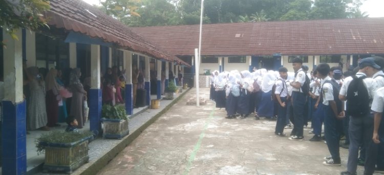SMPN 1 Pulosari Sukses Luluskan 181 Generasi Muda Berprestasi, Sujud Syukur Bagi Para Siswa