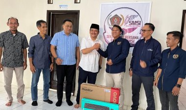 Sekber PWI dan SMSI Terima Sarana Penunjang Kinerja Jurnalis dari Fraksi Demokrat, Wakil Ketua III DPRD Pandeglang: Pers Memiliki Peran Strategis
