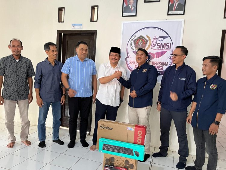 Sekber PWI dan SMSI Terima Sarana Penunjang Kinerja Jurnalis dari Fraksi Demokrat, Wakil Ketua III DPRD Pandeglang: Pers Memiliki Peran Strategis